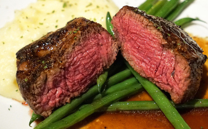 Món thịt bò bít- tết siêu đắt đỏ Wagyu Kobe được chế biến cùng loại phô-mai hảo hạng có giá lên đến 100 USD.