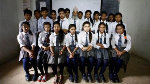 Bạn học thường gọi ông một cách thân mật là "Baa" - từ "bố" trong tiếng Nepal.