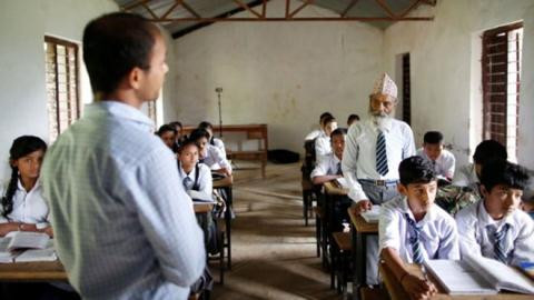 Ước mơ và nghị lực phi thường của ông khiến nhiều người xúc động, ngưỡng mộ, đặc biệt khi chứng kiến ông chống gậy đi bộ hàng giờ lên lớp học mỗi ngày.