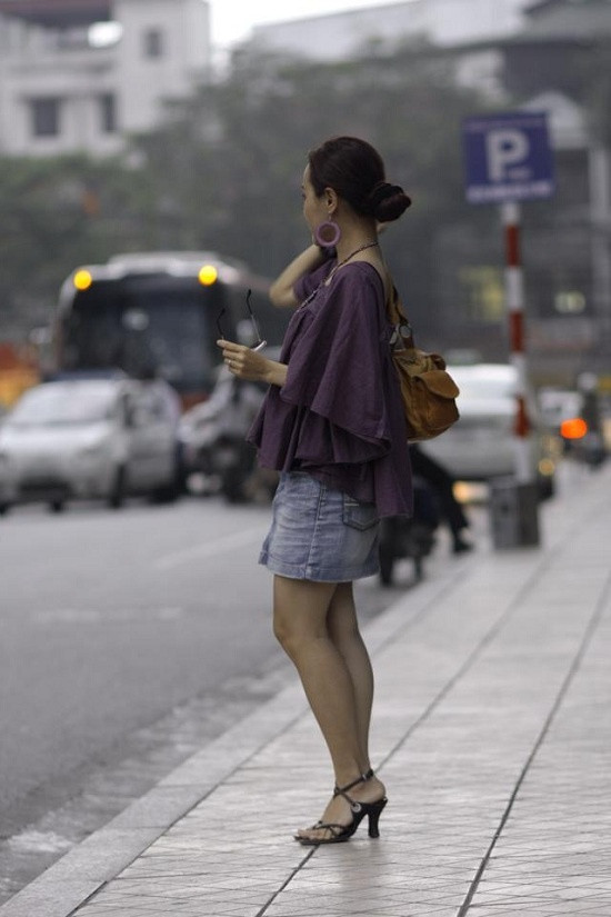 Và phong cách xì teen nơi công sở cũng luôn được nữ MC áp dụng.