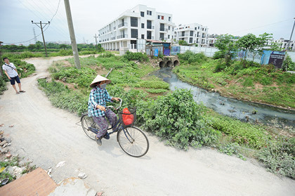 Con đường nhỏ mà 100 hộ dân khu đô thị Ao Sào phải sử dụng mỗi ngày không được trải nhựa, không đèn đường, 2 xe máy tránh nhau rất khó.