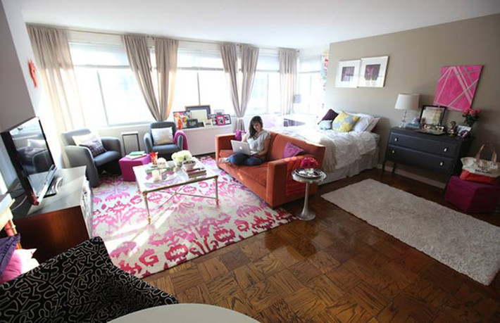 Kê sofa tựa vào giường.