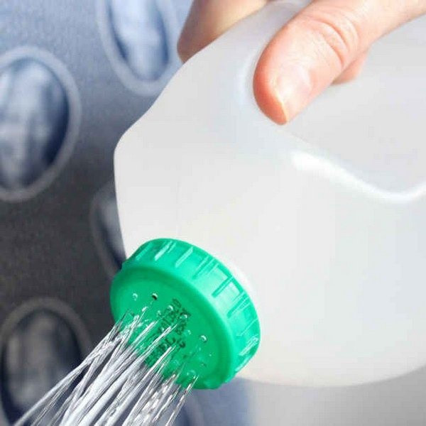 Đục lỗ trên nắp chai nhựa Thay vì mua một vài chiếc bình xịt nước tốn kém, bạn có thể đục lỗ nhỏ li ti trên nắp chai nhựa, đựng nước bên trong là có thể thoải mái tưới nước theo định lượng cần thiết.
