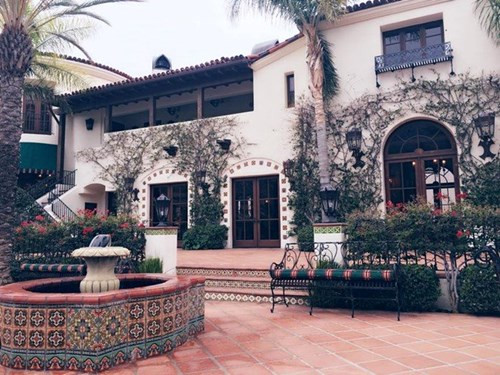 Căn biệt thự rộng 17.000 mét vuông của Hoàng Kiều ở vùng ngoại ô Los Angeles (Hoa Kỳ).