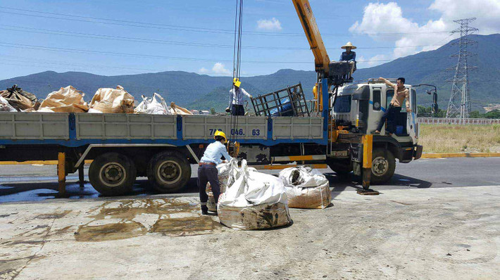 Những chiếc xe tải chở chất thải rắn ra khỏi nhà máy. Hiện mới chỉ có thông tin Formosa ký hợp đồng vận chuyển, xử lý với công ty Quản lý môi trường đô thị Kỳ Anh. Và công ty này được khẳng định không có chức năng xử lý chất thải công nghiệp.