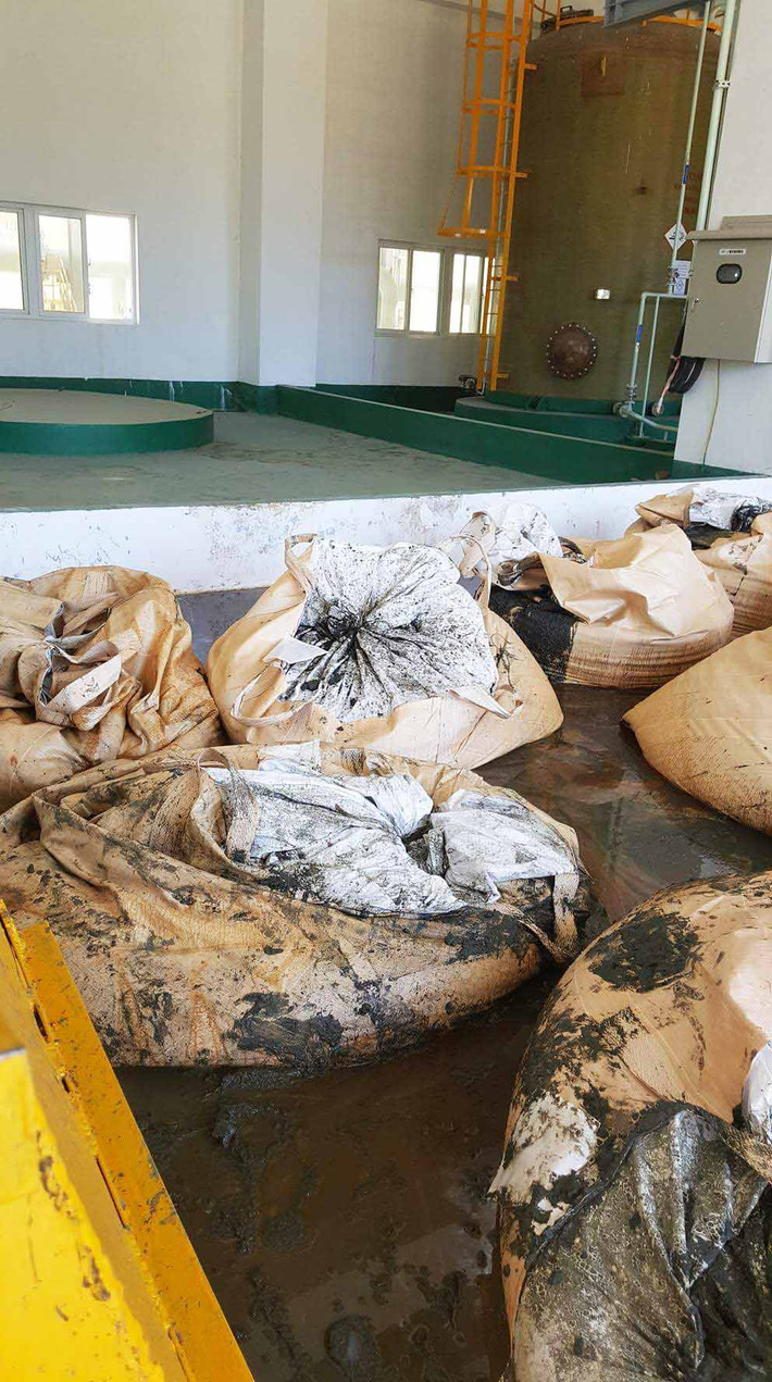 Theo thông tin có được, chất thải rắn này chính là lượng bùn đọng lại từ khu vực xả thải, bể chứa nước thải.