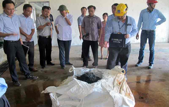 Các cơ quan chức năng tiếp tục lấy mẫu bùn bánh tại Formosa để gửi phân tích.