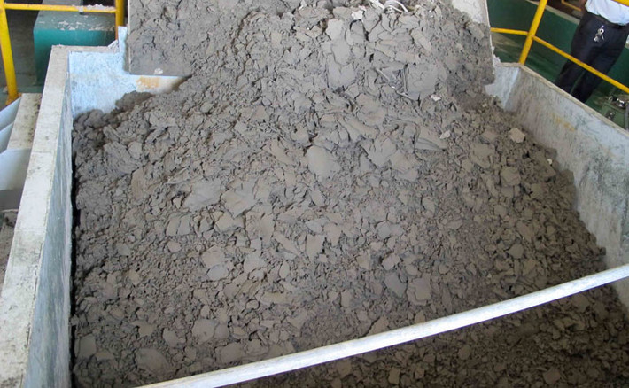 Cận cảnh loại chất thải trong Formosa bị chôn lấp ở trang trại tại thị xã Kỳ Anh.