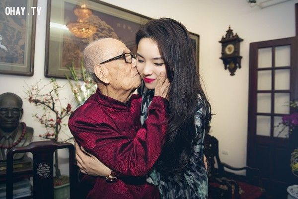 Nụ hôn "gây bão" của giáo sư Vũ Khiêu và Kỳ Duyên.