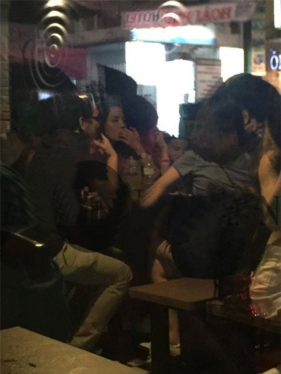 Tiếp đó, cô để lộ hình ảnh say xỉn trong quán bar.