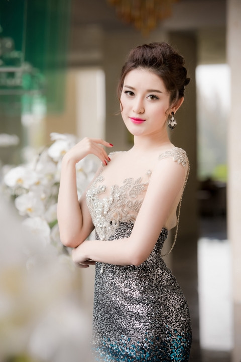 Á hậu kết hợp bộ đầm lộng lẫy và đắt giá này với chiếc clutch cầm tay màu bạc, giày cao gót màu nude và trang điểm theo phong cách ấn tượng, quyến rũ cùng kiểu tóc bới cao sang trọng. Có thể nói Huyền My đã ghi điểm hoàn toàn sau sự cố mặc váy nhái đáng tiếc cách đây không lâu. Đây là một sự cố hy hữu kể từ khi cô đăng quang danh hiệu Á hậu và trở thành một trong những mỹ nhân mặc đẹp nhất showbiz Việt. Trong tất cả các sự kiện, Huyền My đều được ê-kíp mà cụ thể là mẹ của cô lựa chọn váy áo rất cẩn trọng và đề cao tiêu chí sang trọng, quyến rũ. Với phong cách quyến rũ và lộng lẫy, thời gian qua Huyền My trở thành một mỹ nhân mặc đẹp nhất trên thảm đỏ.