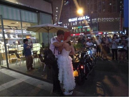Theo một trang tin, mỹ nữ có tên Ai Jiang, vừa đi du học về nước không lâu, thời gian yêu đương và gắn bó với bạn trai cũng không dài. Sau màn cầu hôn nhận về nhiều ý kiến trái chiều, Ai Jiang không hề hối hận với quyết định của mình. Cô cho hay: “Với tôi, tình yêu quá bình lặng hay quá bình thường đều không có giá trị. Vậy nên nhân lúc còn trẻ, tôi phải can đảm làm điều gì đó để không có lỗi với bản thân mới được”.