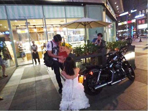 Sau vài giây ngỡ ngàng, chàng trai đã nhận lời cầu hôn và ôm bạn gái rất tình cảm trước sự chứng kiến của đám đông hiếu kỳ. Không chỉ khiến những người dân trên phố xôn xao mà khi chia sẻ lên mạng xã hội, màn cầu hôn này cũng gây sốt. Trong khi có người kinh ngạc khi bình luận: “Con gái bây giờ thật bạo, mang xe và nhà đi cầu hôn rầm rộ như thế” hay “Tôi có cảm giác như đang xem phim truyền hình”, một số ý kiến cho rằng cô hành động thái quá.
