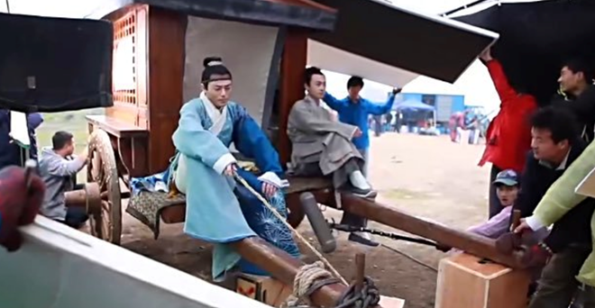 Đây là hình ảnh thật của một chiếc xe ngựa trên phim trường. Phần khung là có thật nhưng ngựa chỉ là giả. Ê-kíp sắp xếp đạo cụ để giữ thăng bằng cho xe. Nam diễn viên Bao Tuyết Tùng kể lại: “Tôi vẫn nhớ như in cảnh chạy như bay trên phim trường nhờ người đóng thế. Ngồi trên lưng ngựa nhưng thực ra chỉ là nửa chú ngựa giả. Đây là điều đáng buồn”, anh đánh giá.