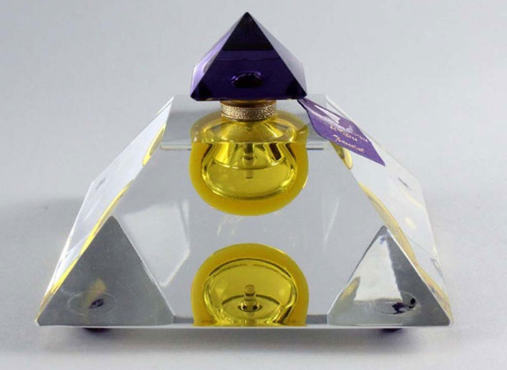 3. Baccarat Les Larmes Sacrees de Thebes - giá: 6.800 USD (tương đương 153,95 triệu đồng).