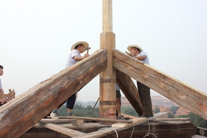 Giai đoạn quan trọng đầu tiên của dự án đã được hoàn thành vào năm 2008. Trên thực tế, một thách thức lớn mà các chuyên gia gặp phải là mỗi khu vực trong khu vườn đều có một thiết kế nghệ thuật riêng biệt, vì vậy tiến độ trùng tu không thể quá nhanh do việc nghiên cứu kỹ thuật một cách cẩn thận là vô cùng cần thiết để đảm bảo độ chính xác.