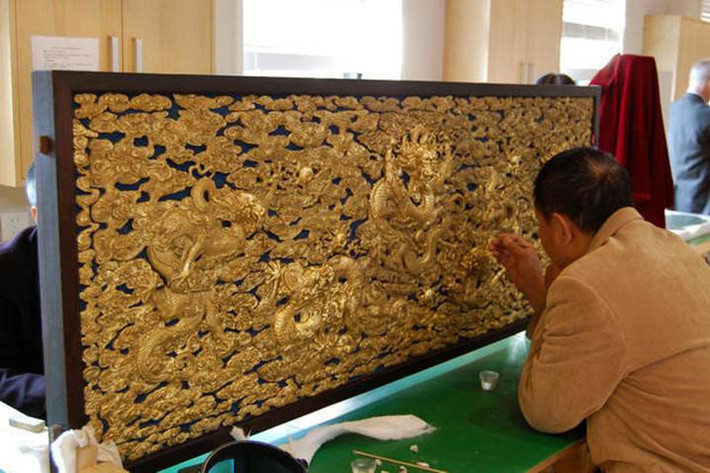 Những thiết kế bằng tre trúc, tranh lụa, các tác phẩm chạm khắc trên ngọc và nghệ thuật trên kính từ thế kỷ 18 là những điểm nhấn đầy hấp dẫn của khu vườn Càn Long.