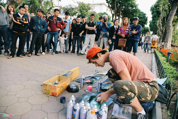 Kirill Goncharov (26 tuổi, đến từ Nga) đang vẽ tranh để kiếm tiền mua vé máy bay trở về nhà sau chuyến khám phá châu Á 5 tháng.