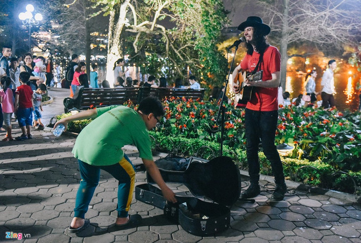 Anh đến Hà Nội được 1,5 tháng. Cứ mỗi dịp cuối tuần, anh lại ra phố đi bộ biểu diễn kiếm tiền và tìm kiếm chất liệu cho những sáng tác mới.