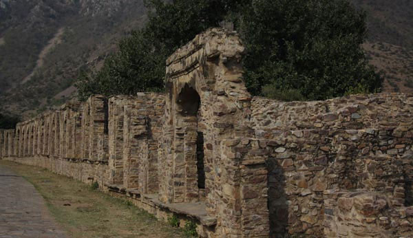 Thị trấn ma Bhangarh Bhangarh là một thị trấn bị bỏ hoang ở Rajasthan, Ấn Độ và được mệnh danh là nơi ma quái, đáng sợ nhất ở quốc gia Nam Á này. Tương truyền ban đầu, Bhangarh được dựng lên để tưởng niệm một hoàng tử trong lịch sử Ấn Độ vào năm 1573. Tuy nhiên, do vướng phải một lời nguyền độc ác mà cuối cùng, vào năm 1783 nơi này bị bỏ hoang. Sự hoang phế của thị trấn qua năm tháng khiến người dân ở các vùng lân cận không dám bén mảng tới đây, đặc biệt là vào lúc hoàng hôn và trời tối.
