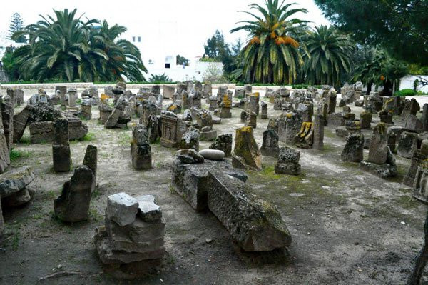 Điện thờ Địa ngục (Sanctuary of Tophet) Được phát hiện ở Tunisia, Điện thờ Địa ngục chứa đựng hàng nghìn ngôi mộ trẻ em. Theo phỏng đoán của nhiều nhà khoa học, chúng có thể là nạn nhân của một cuộc thảm sát tàn khốc. Thậm chí, những đứa trẻ có thể đã bị giết và bị ăn thịt.