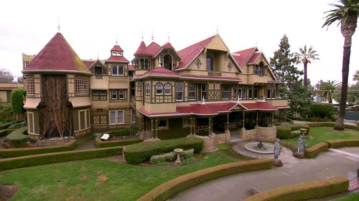 Biệt thự Winchester Được mệnh danh là ngôi nhà ma ám khét tiếng ở San Jose - Mỹ. Tòa biệt thự bí ẩn có 161 phòng, 40 cầu thang (một số trong đó không dẫn tới đâu cả), 10.000 cửa sổ và 2.000 cửa ra vào. Địa điểm đáng sợ này được báo cáo xảy ra một số hiện tượng bí ẩn, trong đó có các hồn ma lảng vảng trong căn biệt thự.