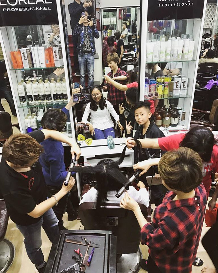 Bằng chứng dễ thấy chính là những hình ảnh "cô bé dân ca" cập nhật trên trang facebook hằng ngày từ việc khoe những chương trình biểu diễn có sự góp mặt của bản thân sắp diễn ra, khoe những món quà được người hâm mộ tặng, khoe đi mua sắm, ăn uống với người thân yêu, chia sẻ hình ảnh đi làm từ thiện...