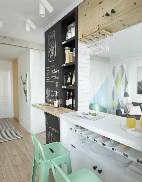 Dù căn bếp khá nhỏ nhắn nhưng gia chủ cùng kiến trúc sư không quên tạo nên một góc bar xinh xắn, giúp cuộc sống lứa đôi thêm thi vị và lãng mạn. Góc dành cho quầy bar được thiết kế đơn giản với các khoảng chức năng lưu trữ cùng bàn bar nhỏ xinh, tiện lợi. Đây cũng là một trong những góc nhỏ được yêu thích, có nhiều kỷ niệm của vợ chồng chủ nhà.