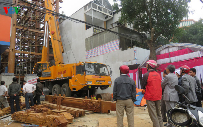 Trong thời gian lao động tại Lào, ông đã thu mua, tích trữ được một số lượng rất lớn gỗ Sao Xanh rồi đem về nước thuê thợ mộc làm nhà.