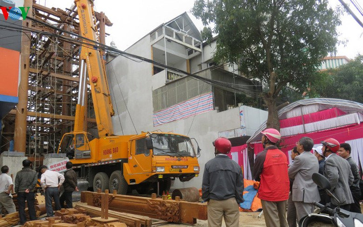 Nhà cao 5 tầng, diện tích sàn gỗ rộng khoảng 180m2, gồm 22 cột, cột cao nhất 17,5m, đường kính lên đến 95cm.