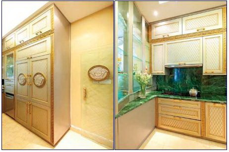 Ngay sảnh trước nhà, biểu tượng được khắc tinh xảo trên mặt đá từ họa tiết, các đường gờ chỉ trên nhà đến các cạnh tủ đều mô phỏng và khắc theo hình dáng của Versace.