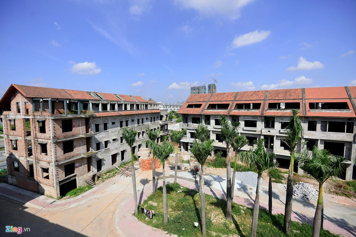 Khu đô thị Lê Trọng Tấn (huyện Hoài Đức) được xây dựng năm 2007. Qua 8 năm, các khu biệt thự tại đây chỉ mới xây xong phần thô.
