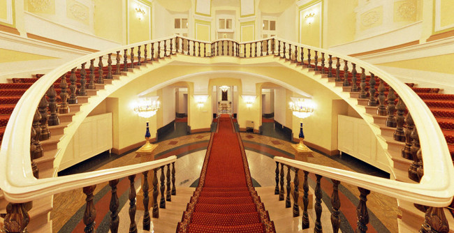 Cầu thang Shohinskaya trong Cung Thượng viện Kremlin.