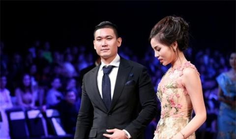 Khi được mời lên sân khấu, hoa hậu Kỳ Duyên tỏ ra khá bối rối khi đứng cùng vị doanh nhân này.