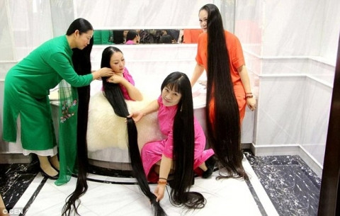 Những người phụ nữ đến từ Bắc Kinh, Sơn Đông, Hồ Bắc, Quảng Tây, Sơn Tây, Hà Nam, và Cát Lâm đã tập hợp thành nhóm nhạc kịch để tìm cách nâng cao nhận thức người dân. Bằng mái tóc dài hiếm thấy, họ muốn trở nên nổi bật, đặc biệt hơn trong các sự kiện lớn, nhỏ.