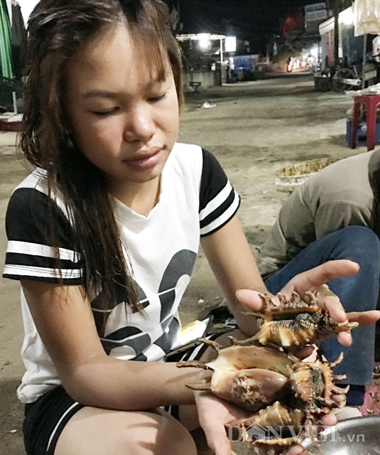 So với nhiều loại ốc biển khác, thịt ốc bàn tay có vị ngon, giòn và bổ dưỡng hơn nên được nhiều người tiêu dùng ưa chuộng, với giá bán tại đảo từ 90.000-100.000 đồng/kg (từ 10-15 con/kg), tương đương khoảng 300gram thịt. Tính ra khoảng trên 300.000 đồng/kg ốc thịt.