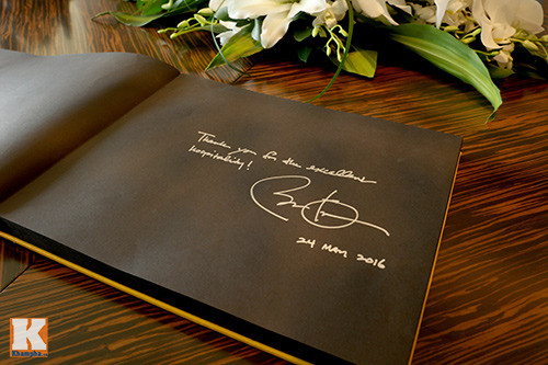Bút tích Tổng thống Obama lưu giữ tại phòng khách sạn.