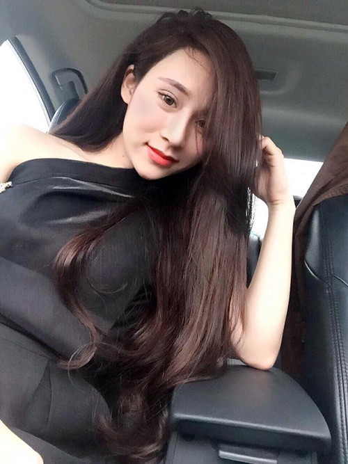 Cô đặt vé bay vào Sài Gòn bắt đầu quá trình chỉnh sửa khuôn mặt năm 2015. Cô đi nâng mũi cho cao hơn, thẳng hơn, tiêm botox cho mặt thon gọn, tiêm filler cằm, làm đầy môi, lăn kim làm đẹp da mặt, nhấn mí và tiêm botox làm thon hai hàm. Khi làm môi, Huyền từng phải chịu cơn đau như "xé thịt xé gan" khi nạo silicon ở môi trong một lần tiêm môi bị hỏng.