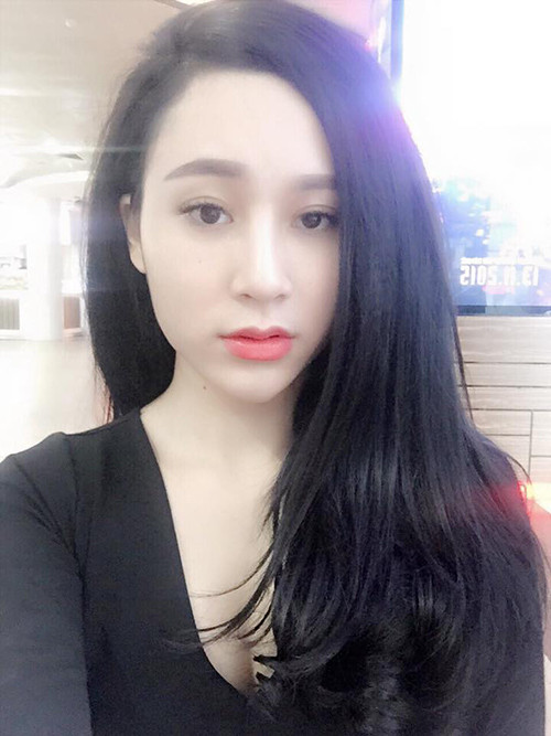 Tuy đã có gương mặt khiến bao cô nàng mơ ước nhưng Huyền vẫn quyết định phẫu thuật thẩm mỹ bởi cô bị “nghiện thẩm mỹ”, nghiện đến mức “mỗi đêm thức trắng chỉ ngắm nhìn các khuôn mẫu thẩm mỹ để đi sửa mặt như thế”. Vì vậy mà cô chẳng tiếc tay, chi mạnh cho “hành trình tu tạo nhan sắc” của mình.
