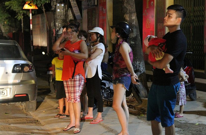Tối 26/9, Doãn Trung Dũng ( nghi phạm giết 4 bà cháu ở Quảng Ninh) bị bắt khi xuất hiện tại huyện Thủy Nguyên, Hải Phòng. Hay tin anh ta bị đưa về trụ sở công an huyện, người dân địa phương đã kéo đến chờ xem mặt.