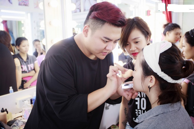 Ít ai biết rằng, "bạn thân kiếm make up riêng" của Hồng Quế hiện tại đã từng bị cô từ chối phũ phàng. Anh nhớ lại: "Lần đầu tiên tôi được ê-kip chụp ảnh cho Quế gọi tới make up cho cô ấy. Nhưng tới nơi, Quế không đồng ý để tôi trang điểm vì: "Quế chỉ tin tưởng người make up của Quế thôi!". Lúc đó, tôi đã nghĩ: "Cô Hồng Quế này là ai mà khó khăn như vậy!".