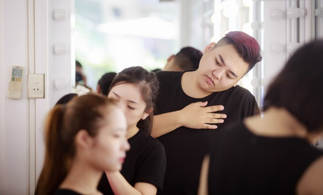 Anh cũng tâm sự thêm về người bạn thân Hồng Quế rằng: "Phải quen thân mới biết Hồng Quế sống nội tâm, tình cảm và đôi khi khá yếu đuối. Có những lúc, tôi thấy Hồng Quế rất đáng thương chứ không đáng ghét như những gì báo chí và dư luận đưa tin".