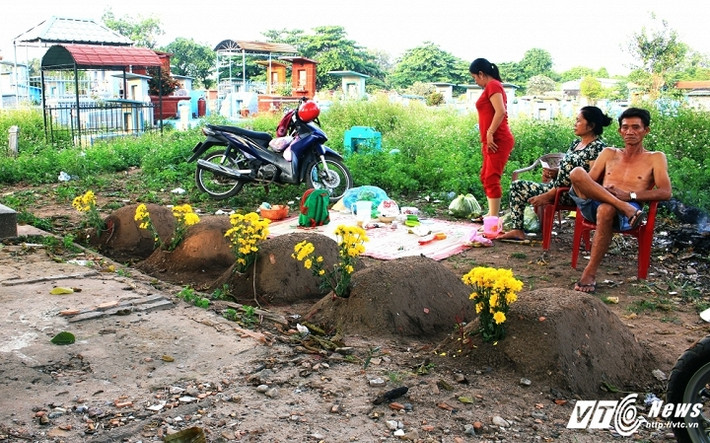 Họ, những người cùng đường thế cực, vì hoàn cảnh quá khó khăn mới phải tìm đến nghĩa trang để trú ngụ.