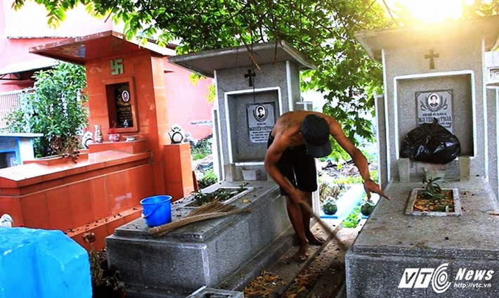 Đối với những người sống trong nghĩa trang, vì sống nhờ trên đất "người ta" nên sống phải có tâm. Hằng ngày họ vẫn đều đặn quét dọn, nhổ cỏ sạch sẽ xung quanh những ngôi mộ mà họ ở.