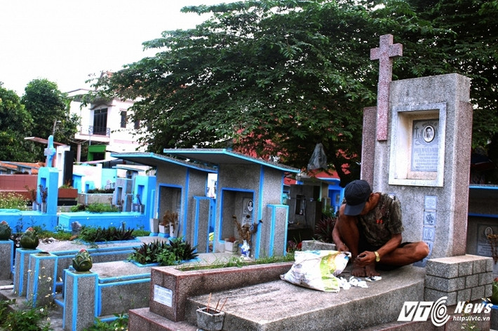 Từ bao giờ, những ngôi mộ lại trở thành "bàn làm việc" lý tưởng cho họ.