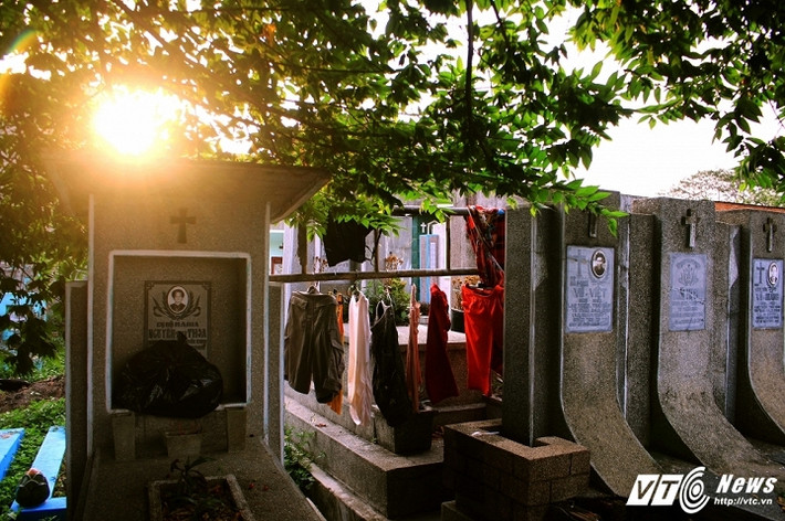 "Cả nghĩa trang này tính ra tầm hơn 30 người sống như bọn tôi, mà cũng chẳng có ai muốn đi giành chỗ của người chết đâu, đường cùng cả thôi" - Bà Thủy thở dài.