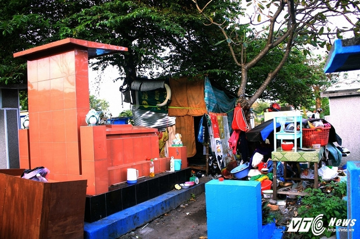 Khi nói đến nghĩa trang, người ta nghĩ ngay tới những người đã mất, nơi yên nghỉ sau khi chết đi. Thế nhưng, nghĩa trang Bình Hưng Hòa lại trở thành nơi ăn chốn ở, trở thành nhà của không ít phận người đáng thương.