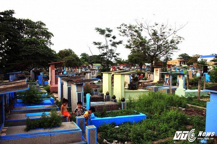 Có từ trước năm 1975, nghĩa trang Bình Hưng Hòa là nghĩa trang chính, lớn nhất tại TP.HCM với hơn 75.000 ngôi mộ, thuộc địa bàn phường Bình Hưng Hòa (quận Bình Tân, TP.HCM). Thực hiện kế hoạch di dời, năm 2011 nghĩa trang chính thức không cho chôn cất. Đến nay, sắp tới hạn di dời, giải tỏa giai đoạn 1 nhưng nghĩa trang còn đến hơn 5.000 ngôi mộ chưa có thân nhân đến nhận.