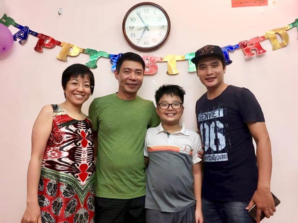Cũng trong ngày sinh nhật con trai, Thảo Vân nghẹn ngào: "Con trai, con tròn 11 tuổi rồi, nhanh quá sức là nhanh thế sao? Giờ con sắp cao bằng mẹ và chẳng mấy nữa con sẽ cao hơn mẹ, mẹ thật sự mong thế, đừng có lùn nhé Tít béo. Con đang lớn từng ngày, từng giờ và trong mẹ đang có sự mâu thuẫn của hai cảm xúc. Một mặt thì mong con lớn nhanh, trưởng thành, vững chãi, nhưng một mặt thì lại cứ ước con đừng lớn vội, cứ nhỏ nhỏ thế này lâu lâu đã! Vì khi con còn nhỏ thế này mình được gần nhau nhiều hơn, con cần mẹ hơn, và cái chính là mẹ có thể 'xử lý' con dễ hơn, công nhận không.