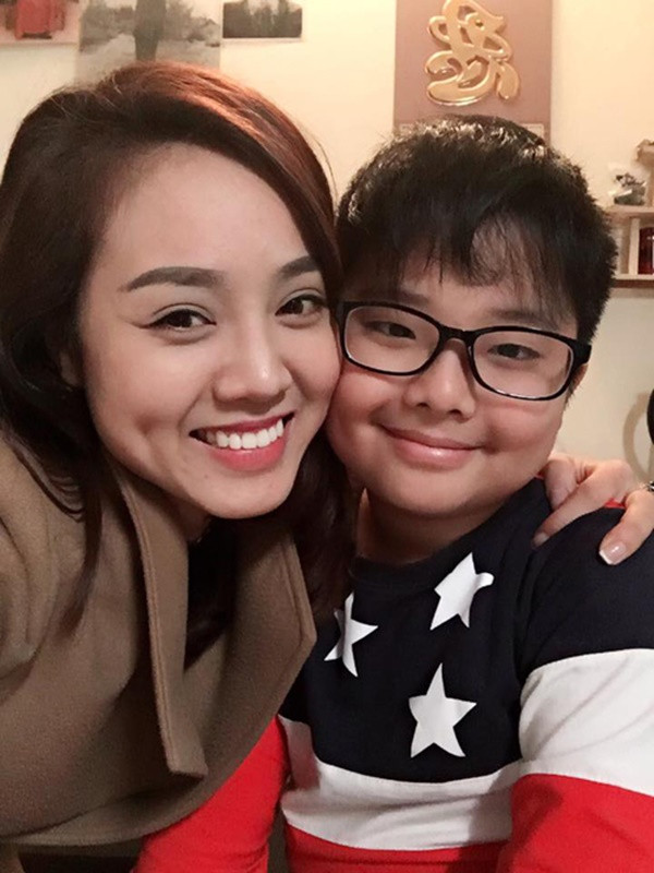 Bên cạnh đó, người yêu 9X của nghệ sĩ Công Lý hiện tại cũng chia sẻ hình ảnh thân thiết với Cu Tít. Tuy nhiên, cô né tránh chụp hình chung với gia đình Thảo Vân. Người yêu 9X của Công Lý chia sẻ: “Bố vừa đi về, thấy Tít đi theo chơi trên cái xe kia, bố đi chậm theo con rơm rớm nước mắt kiểu nhớ con, xong dặn Tít không được đi xuống đấy chị ạ!" Thảo Vân trả lời rằng: "Chị thì đang bảo thế nào em mải chụp ảnh cho bố con mà quên cả nhà không chụp với em".